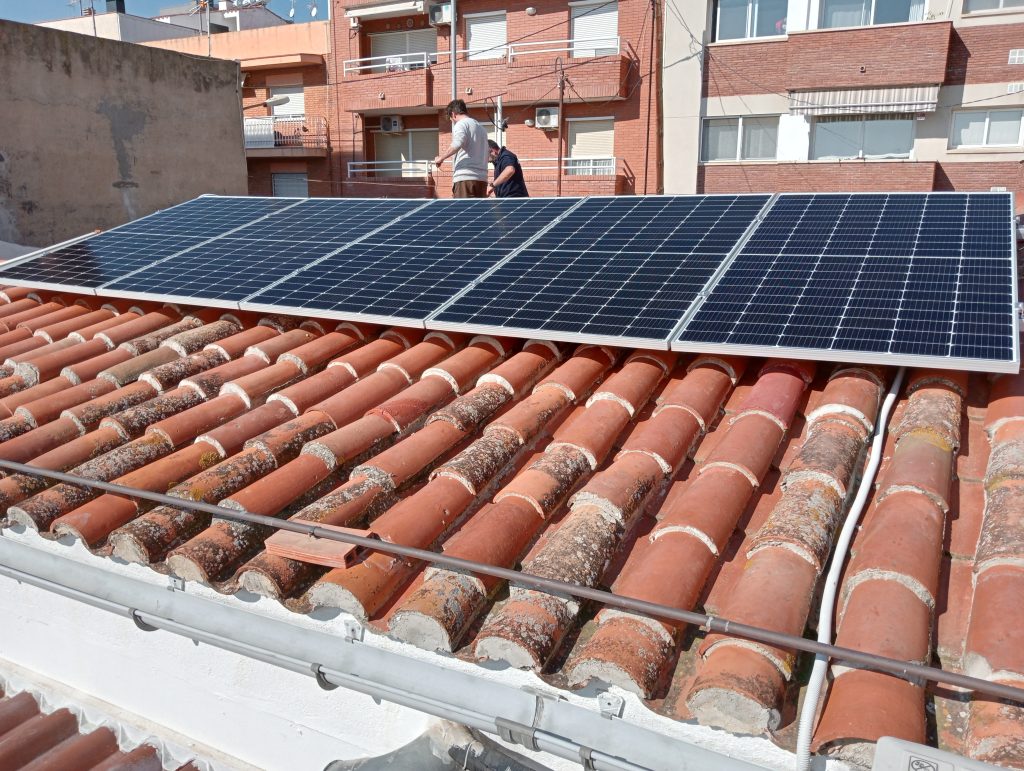 Solució fotovoltaica personalitzada per a 16 residències a Badalona, dissenyada segons les necessitats energètiques i les característiques de cada habitatge. Inclou bateries d’emmagatzematge i pèrgoles solars per maximitzar l’eficiència i el confort.