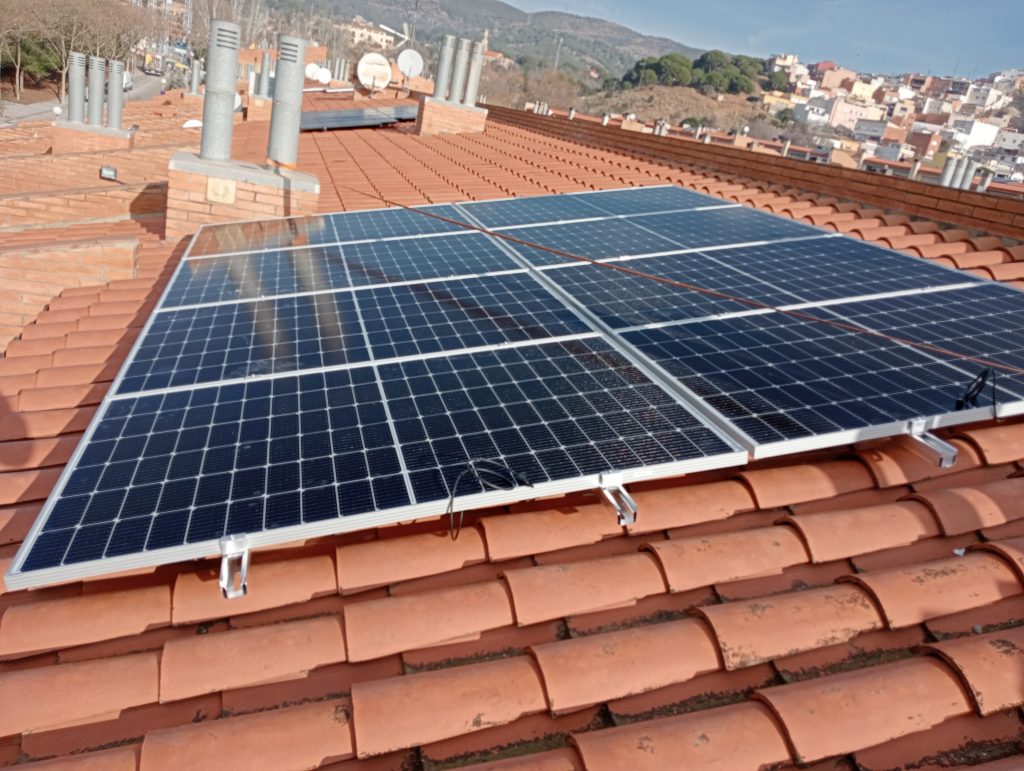 Solució fotovoltaica personalitzada per a 16 residències a Badalona, dissenyada segons les necessitats energètiques i les característiques de cada habitatge. Inclou bateries d’emmagatzematge i pèrgoles solars per maximitzar l’eficiència i el confort.