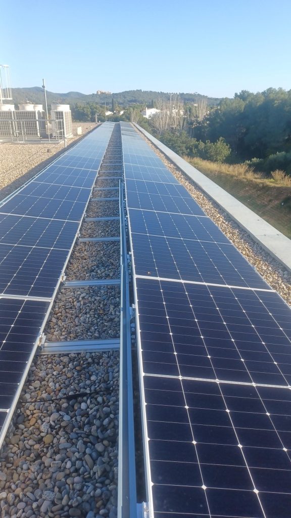 Descobreix com l’energia solar pot fer més eficients els edificis de salut: CAP Sant Pere de Ribes amb 55,1 kWp, executat per Impulso Solar.