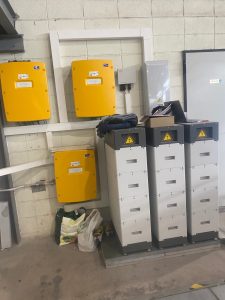 Instalación con Baterías realizada por Impulso Solar en una nave industrial con una potencia de 57 kWp