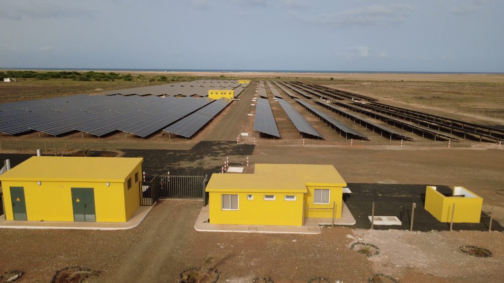 Desde 2024 funciona la central fotovoltaica Santa Maria en Isla de Sal con una generación anual de 10.804 MWh y un ahorro en CO2 de 9.194Tn/año