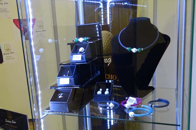 JS-SWING-Line-Vitrina-luz