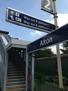 Srixon-Alton-Train-goes