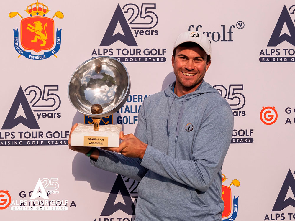 Alexander Vandermoten con el trofeo del último torneo del Alps Tour 2026