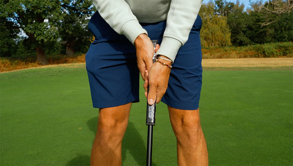 Grip cruzado de putting.