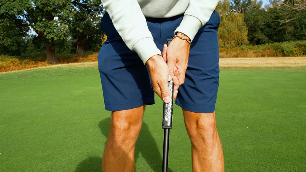 Grip estándar de putting.