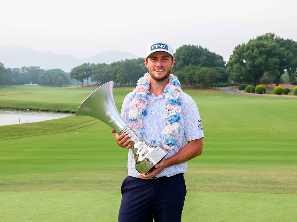 Hamish Brown con el trofeo del Hangzhou Open del HotelPlanner Tour 2026