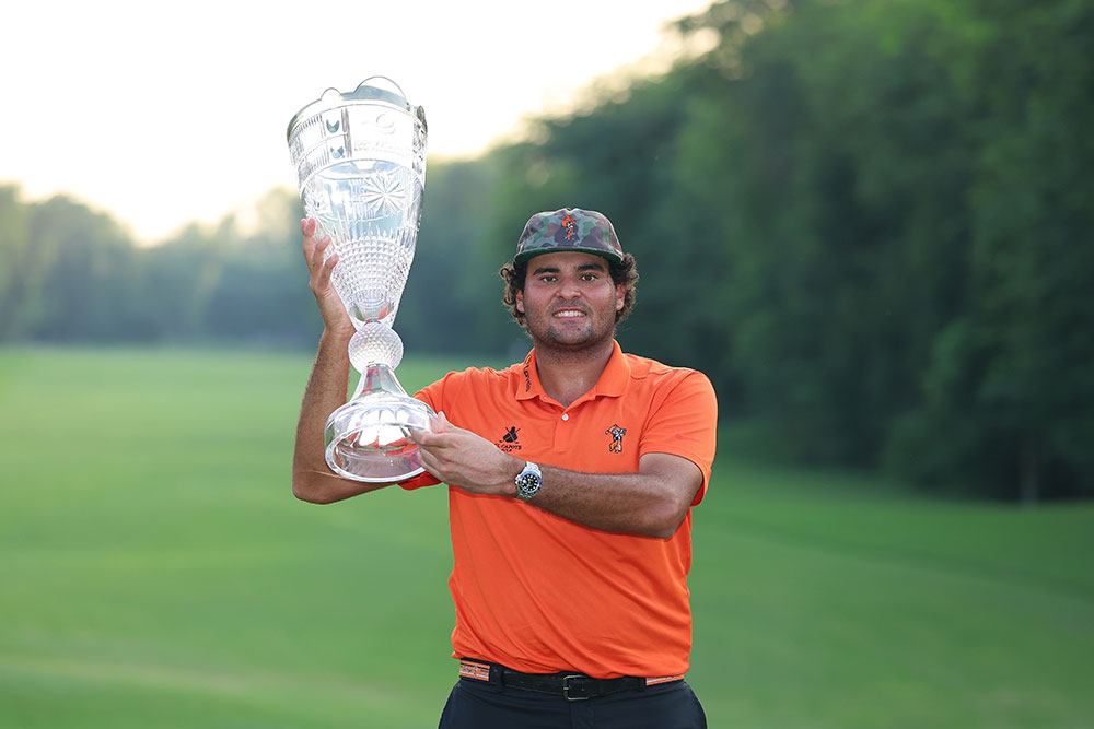Eugenio Chacarra alza el trofeo del DP World India Championship 2026.