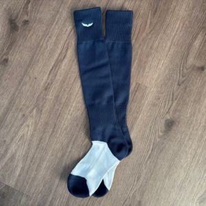 Calcetines deportivos altos en azul marino con logotipo gris.