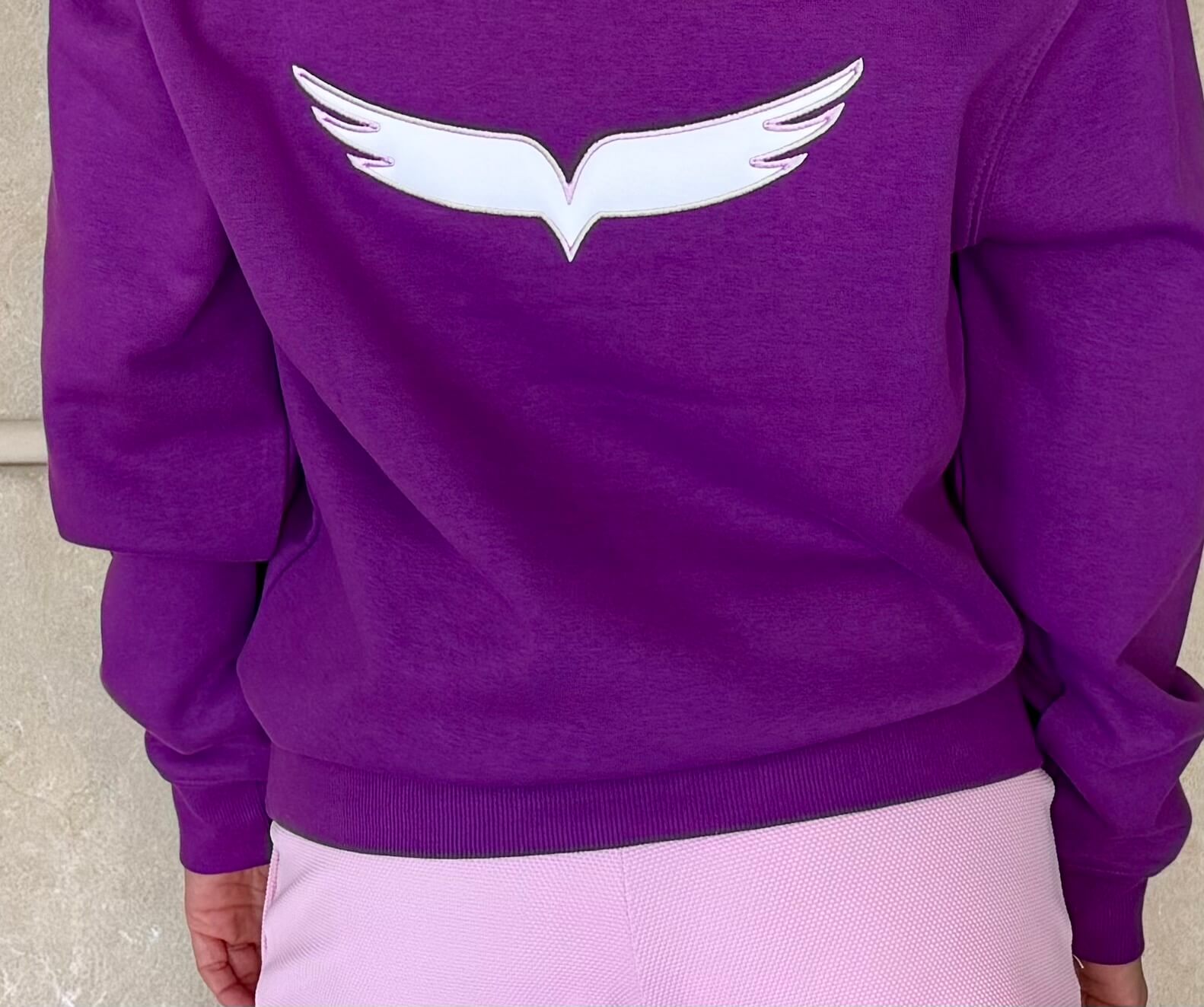 Vista trasera sudadera deportiva nkwings. Logo blanco con reborde rosa.