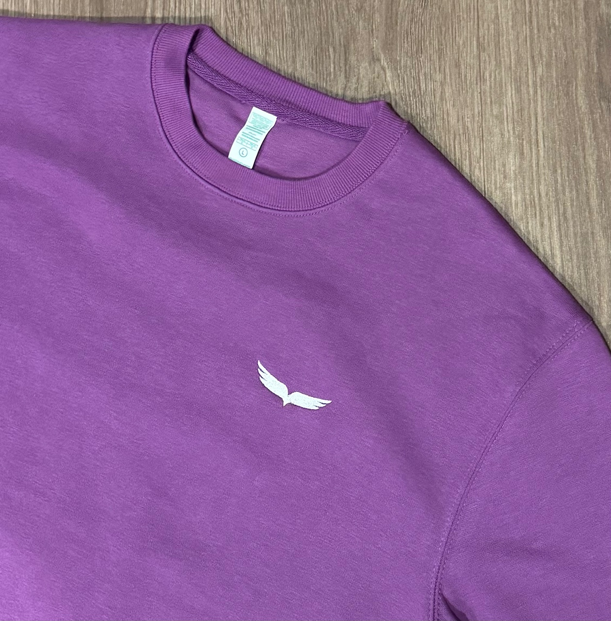 Cuello redondo y logo frontal Sudadera nkwings color lila ´purpura