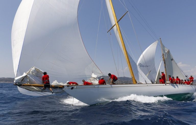The XI Puig Vela Clàssica Barcelona regatta hoists its sails