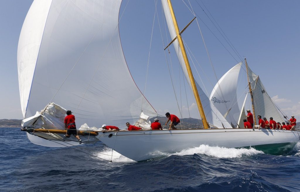 The XI Puig Vela Clàssica Barcelona regatta hoists its sails