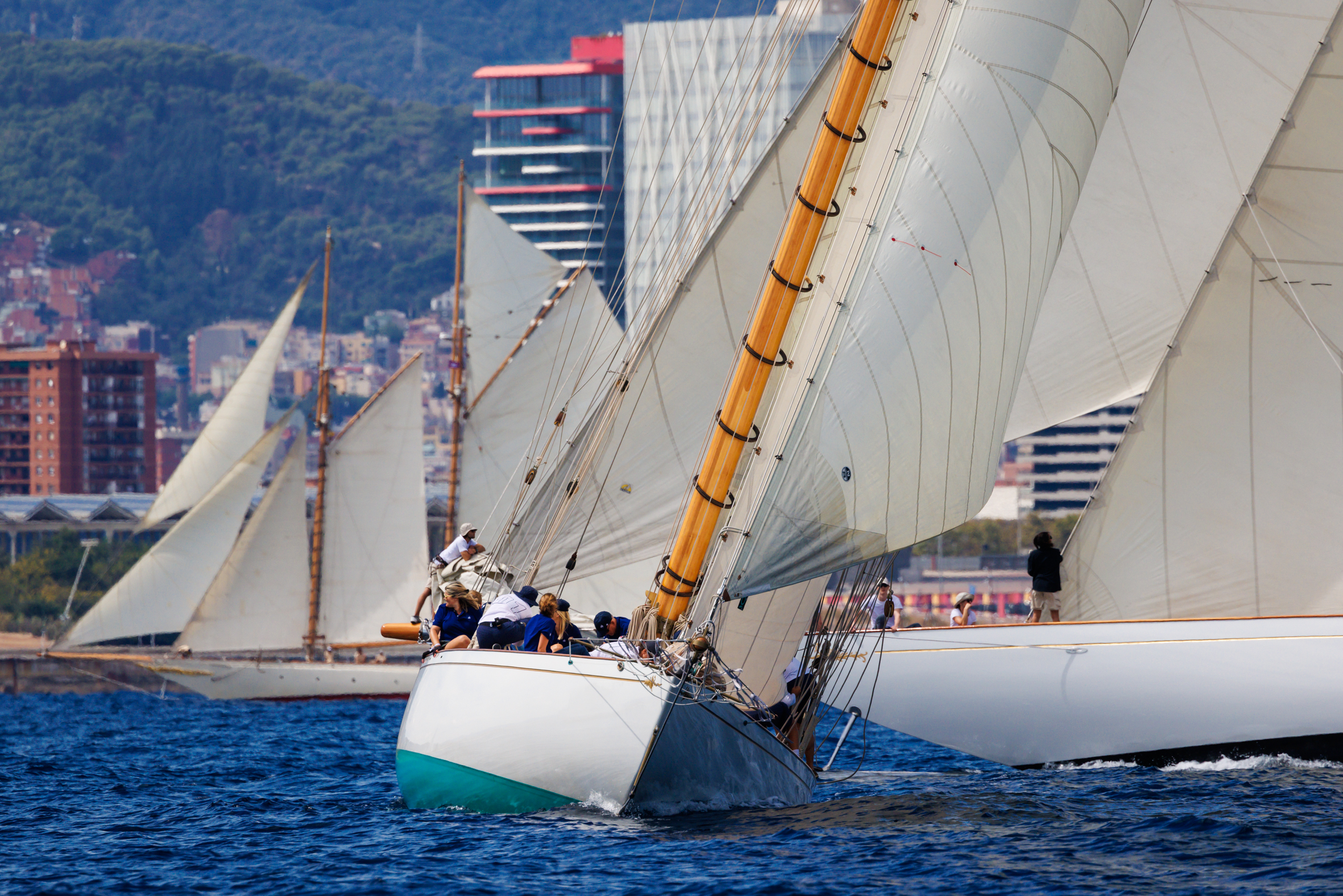 La Regata Puig Vela Clàssica 2024 inicia la competición con un espectáculo náutico sin precedentes