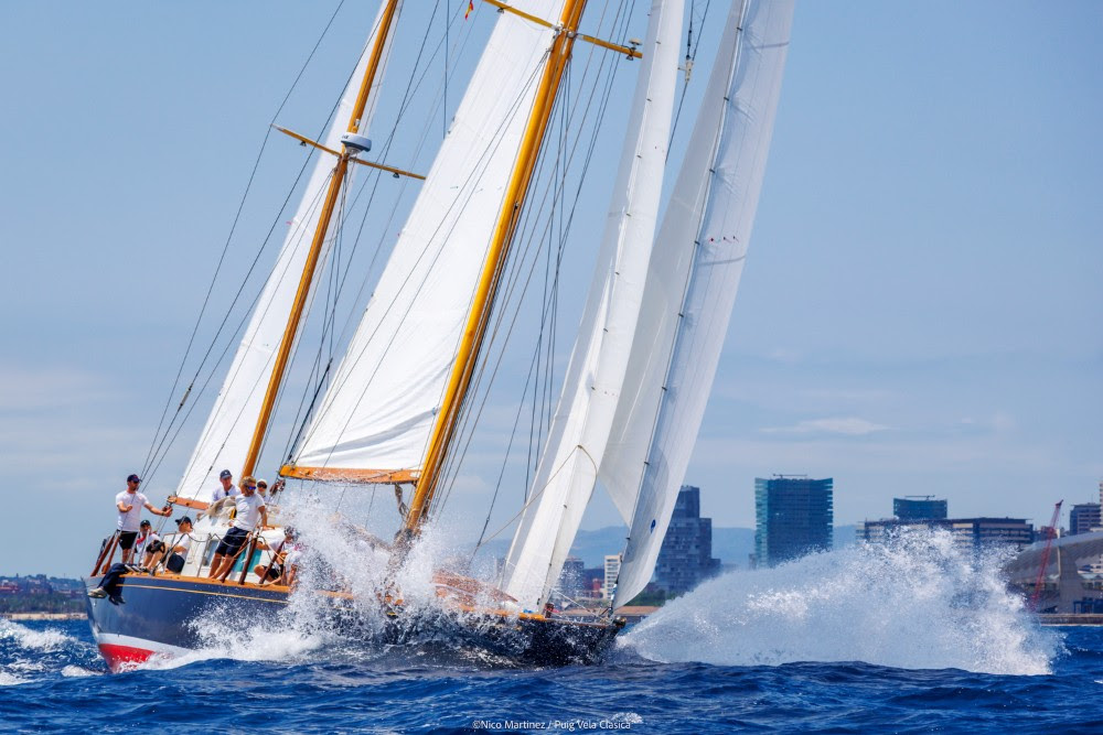 La XVIII edición de la Puig Vela Clàssica comienza con fuerza: primeras victorias y belleza náutica frente a Barcelona