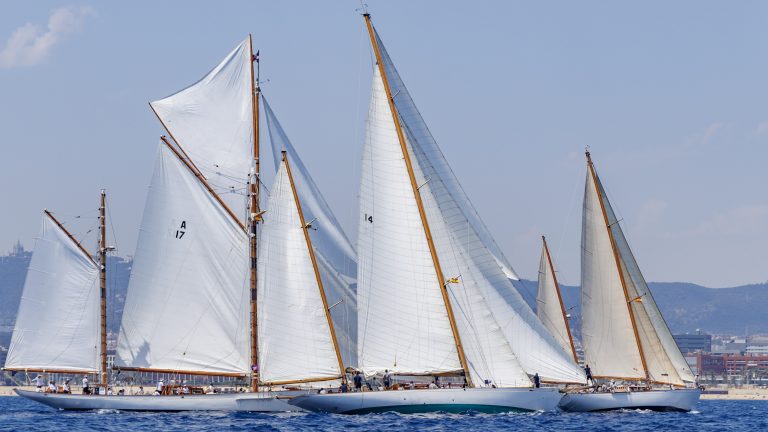 La regata Puig Vela Clàssica reaviva su leyenda en Barcelona con duelos decididos por segundos