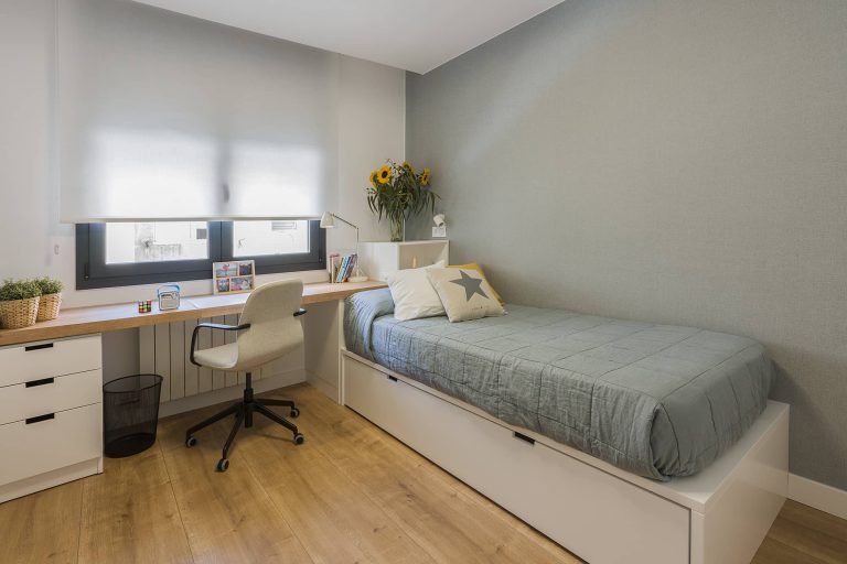 Childs bedroom in Sants district