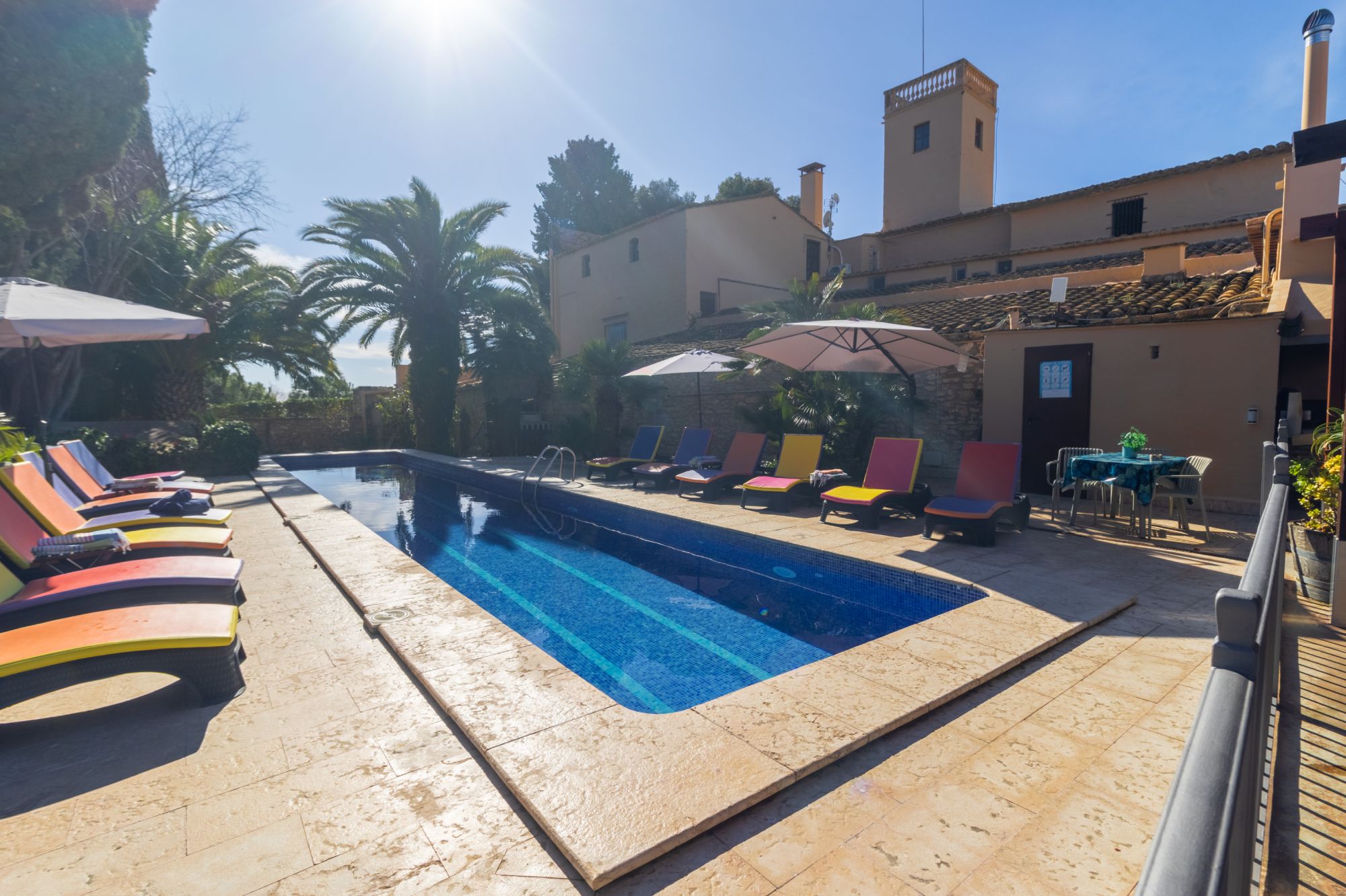 Piscina y hamacas